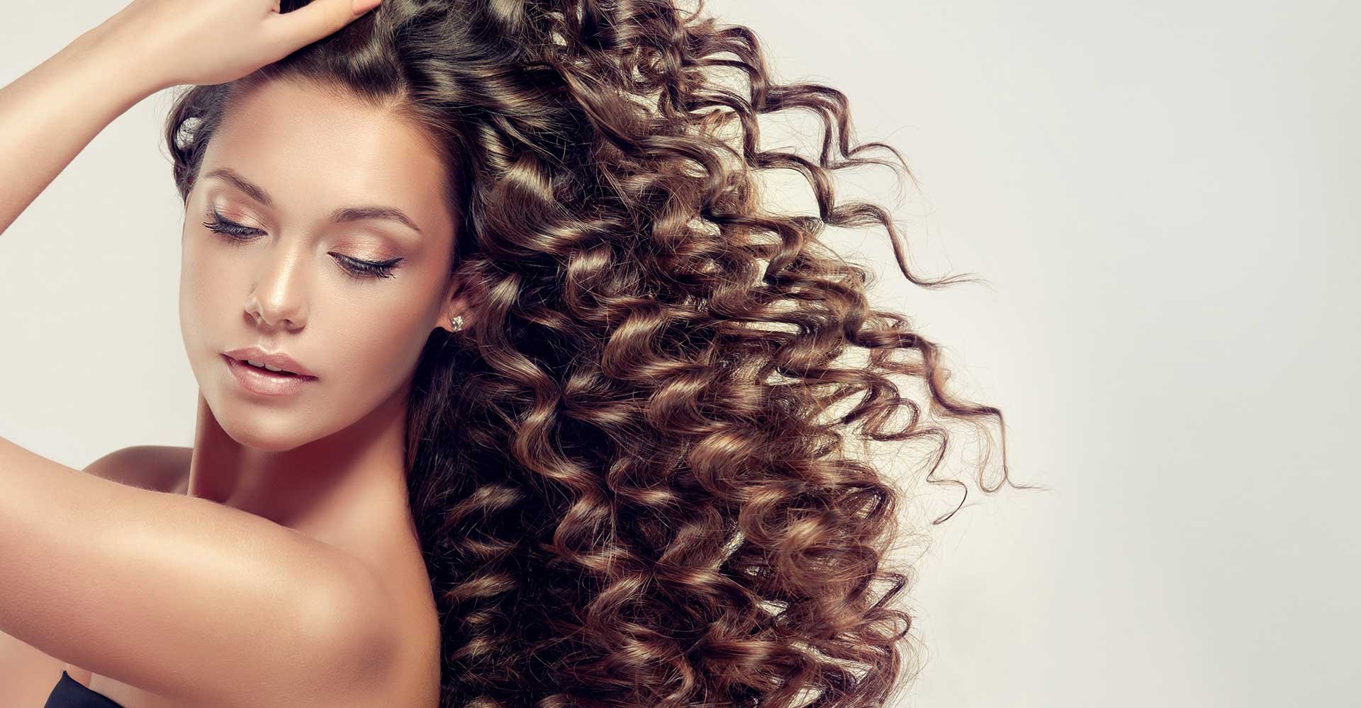 Modelo Com Cabelo Cacheado E Volumoso